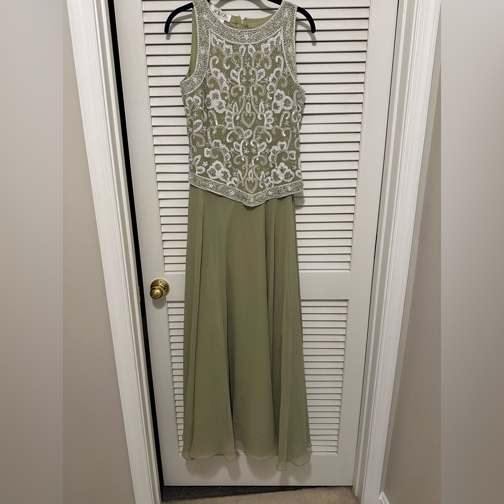 Jkara Beaded Top Sleeveless Gown with Crepe Skirt Size 6 Green.